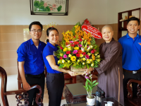 Thị đoàn tổ chức thăm hỏi các cơ sở Phật giáo trên địa bàn thị xã nhân dịp Đại lễ Vesak 2019