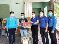 Thường trực Thị Đoàn tặng quà cho Thanh niên công nhân Nguyễn Xuân Lộc