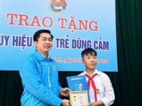 Trao Huy hiệu Tuổi trẻ dũng cảm cho học sinh Thái Nguyên cứu em nhỏ bị rơi xuống sông