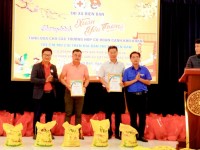 Câu lạc bộ Doanh nhân Điện Bàn phía Nam và công ty cổ phần xây dựng gốm sứ Việt Hương trao tặng 160 suất quà cho bà con thị xã