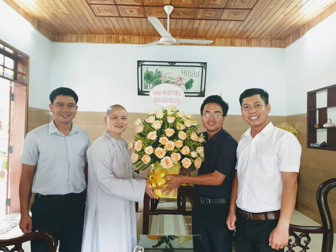 Thường trực Thị Đoàn- Hội LHTN Việt Nam thị xã chúc mừng Đại lễ Phật Đản