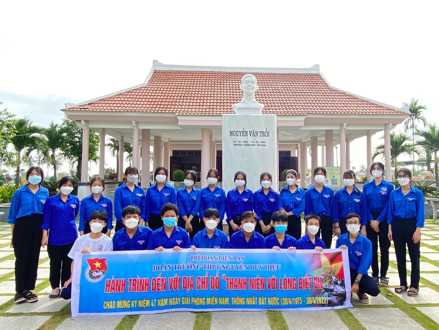 CLB lý luận trẻ trường THPT Nguyễn Duy Hiệu với hành trình về địa chỉ đỏ