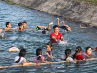Thầy giáo dạy bơi miễn phí cho trẻ nhỏ quê nghèo