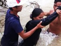 Quảng Ngãi: Đội thanh niên xung kích dũng cảm cứu người trong mưa bão