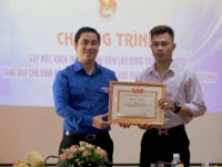 Tặng bằng khen cho sinh viên Lào có hành động dũng cảm cứu người