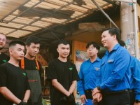 Thành đoàn TP.HCM tặng bằng khen cho nhóm bạn trẻ vớt rác "Sài Gòn xanh"