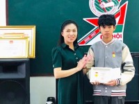 Trao Huy hiệu Tuổi trẻ dũng cảm cho nam thanh niên cứu người ở hồ Xuân Hương
