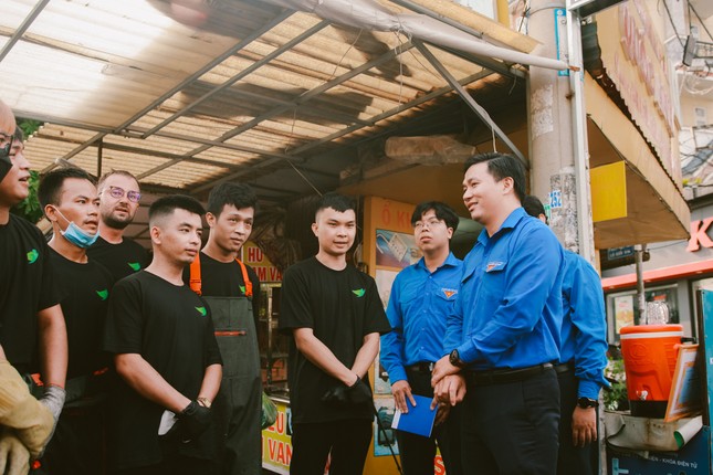 Thành đoàn TP.HCM tặng bằng khen cho nhóm bạn trẻ vớt rác "Sài Gòn xanh"