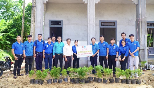 Thị Đoàn- Hội LHTN Việt Nam thị xã tặng vườn ươm thanh niên cho thôn Kỳ Bì